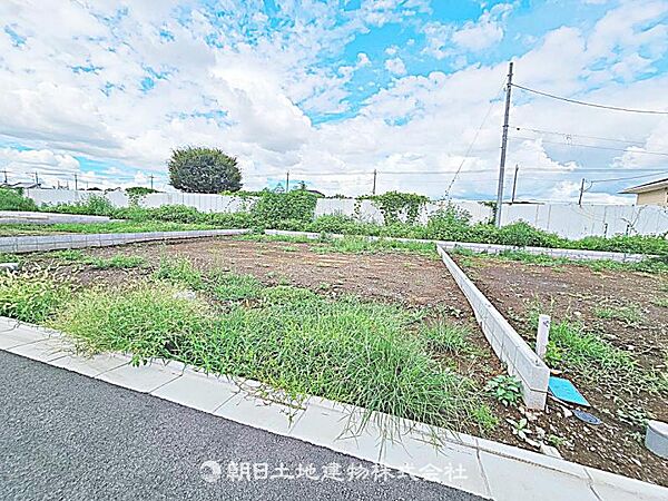 建築条件付きの更地です。条件内で理想の住まいをプラン可能。現地写真（2026年8月14日撮影）をご覧ください。