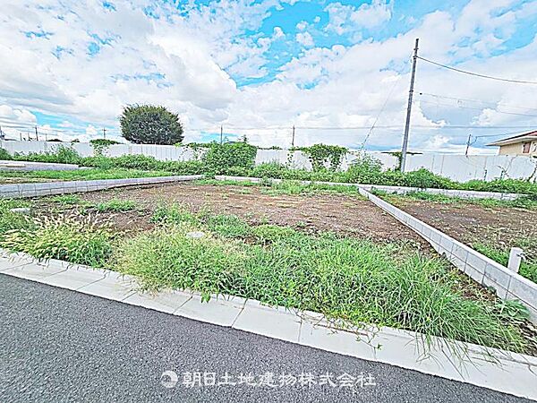 建築条件付きの更地です。条件内で理想の住まいをプラン可能。現地写真（2026年8月14日撮影）をご覧ください。