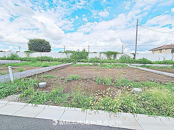 建築条件付きの更地です。条件内で理想の住まいをプラン可能。現地写真（2026年8月14日撮影）をご覧ください。