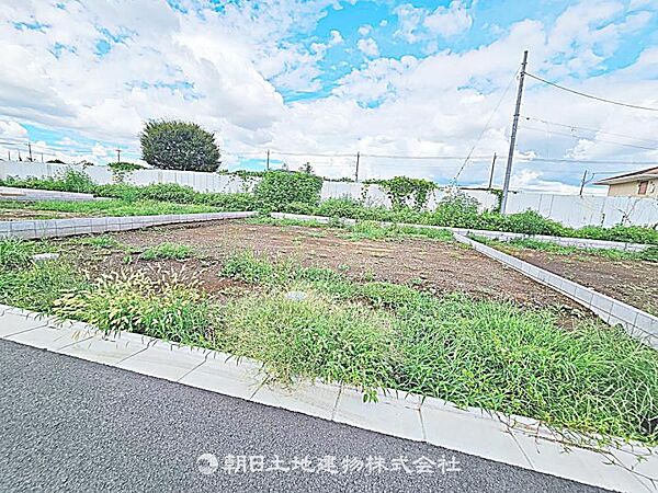 建築条件付きの更地です。条件内で理想の住まいをプラン可能。現地写真（2026年8月14日撮影）をご覧ください。