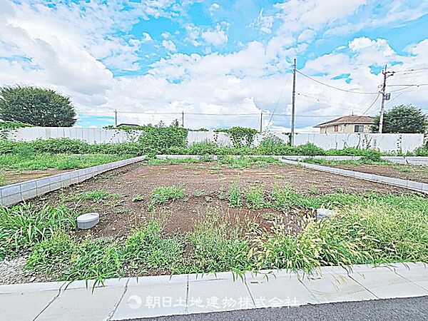 建築条件付きの更地です。条件内で理想の住まいをプラン可能。現地写真（2026年8月14日撮影）をご覧ください。