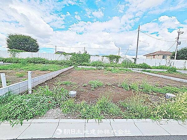建築条件付きの更地です。条件内で理想の住まいをプラン可能。現地写真（2026年8月14日撮影）をご覧ください。