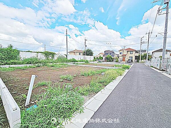 前面は開発道路で交通量が少なく安全です。落ち着いた環境で、快適に生活できる住まいです。