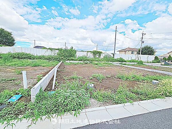 建築条件付きの更地です。条件内で理想の住まいをプラン可能。現地写真（2026年8月14日撮影）をご覧ください。