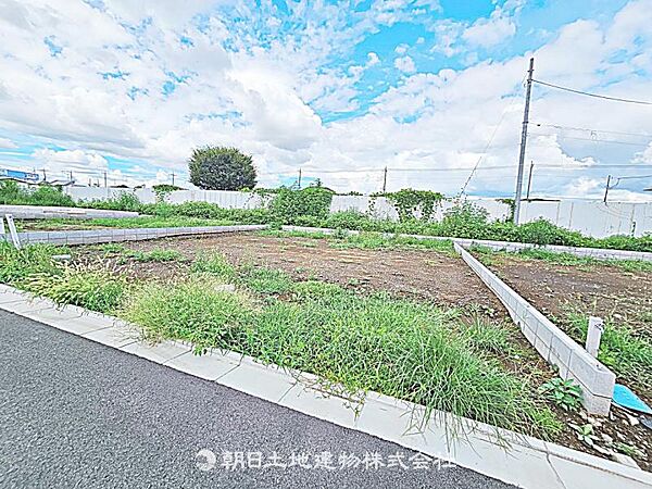 建築条件付きの更地です。条件内で理想の住まいをプラン可能。現地写真（2026年8月14日撮影）をご覧ください。