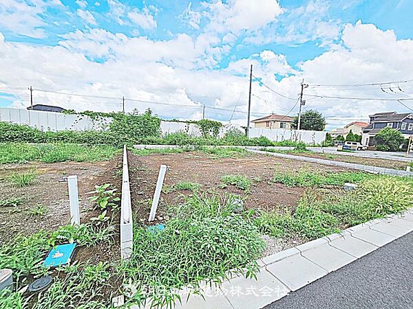 建築条件付きの更地です。条件内で理想の住まいをプラン可能。現地写真（2026年8月14日撮影）をご覧ください。
