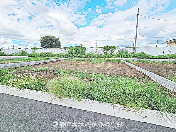 建築条件付きの更地です。条件内で理想の住まいをプラン可能。現地写真（2026年8月14日撮影）をご覧ください。