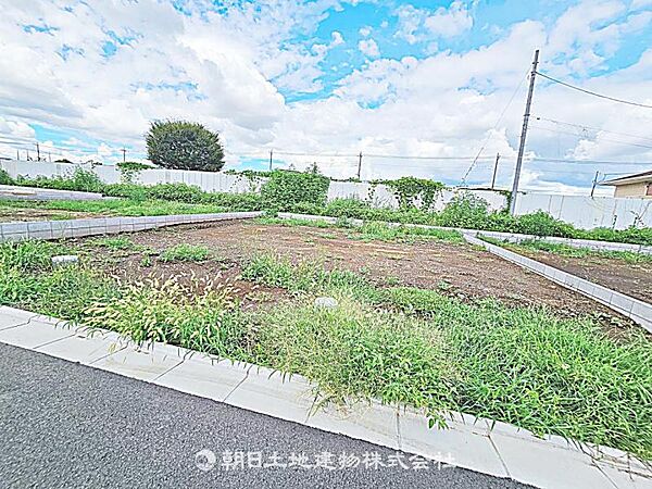 建築条件付きの更地です。条件内で理想の住まいをプラン可能。現地写真（2026年8月14日撮影）をご覧ください。