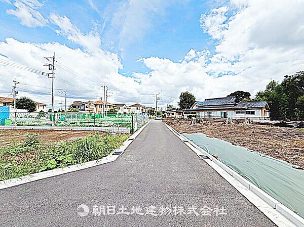 前面は開発道路で交通量が少なく安全です。落ち着いた環境で、快適に生活できる住まいです。