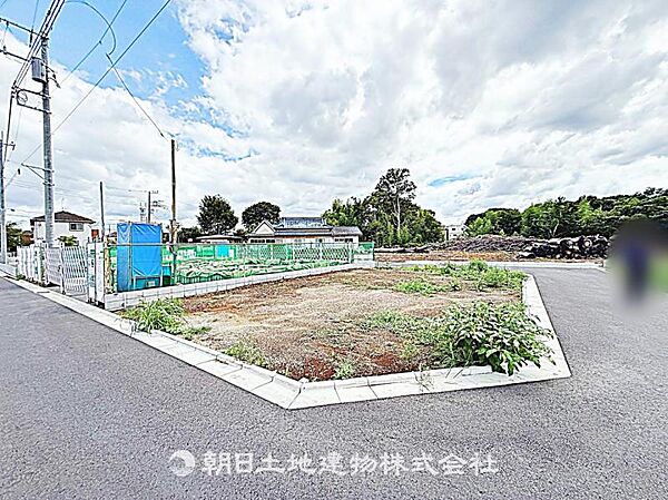 建築条件付きの更地です。条件内で理想の住まいをプラン可能。現地写真（2026年8月14日撮影）をご覧ください。