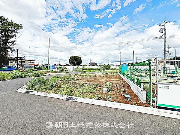 建築条件付きの更地です。条件内で理想の住まいをプラン可能。現地写真（2026年8月14日撮影）をご覧ください。