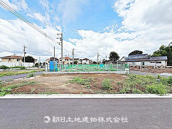 建築条件付きの更地です。条件内で理想の住まいをプラン可能。現地写真（2026年8月14日撮影）をご覧ください。
