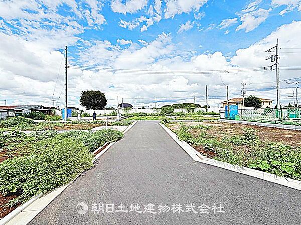 前面は開発道路で交通量が少なく安全です。落ち着いた環境で、快適に生活できる住まいです。