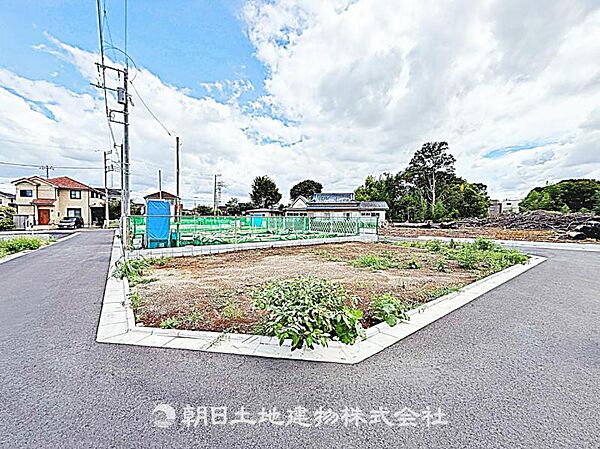 建築条件付きの更地です。条件内で理想の住まいをプラン可能。現地写真（2026年8月14日撮影）をご覧ください。