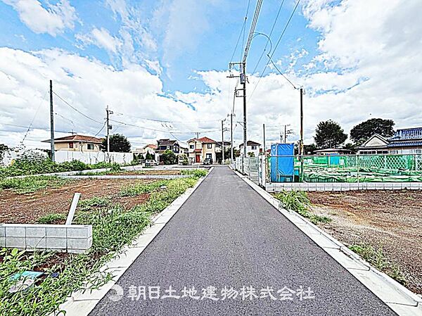 前面は開発道路で交通量が少なく安全です。落ち着いた環境で、快適に生活できる住まいです。