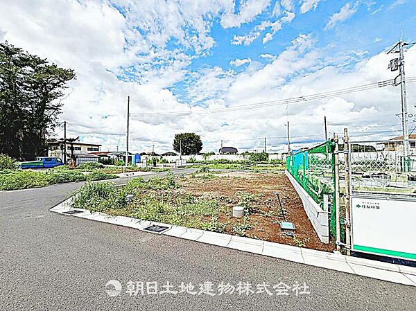 建築条件付きの更地です。条件内で理想の住まいをプラン可能。現地写真（2026年8月14日撮影）をご覧ください。