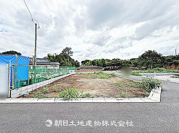 建築条件付きの更地です。条件内で理想の住まいをプラン可能。現地写真（2026年8月14日撮影）をご覧ください。