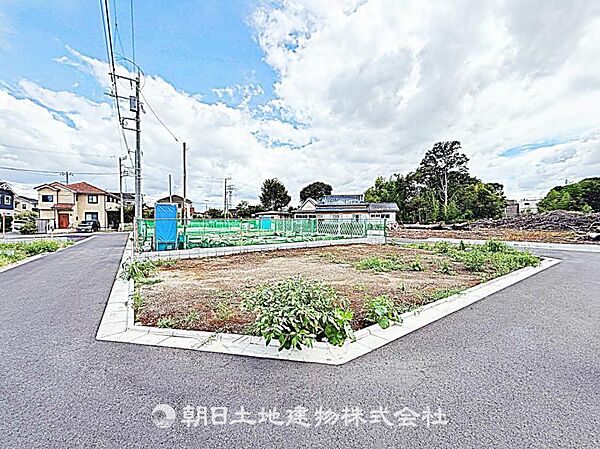 建築条件付きの更地です。条件内で理想の住まいをプラン可能。現地写真（2026年8月14日撮影）をご覧ください。
