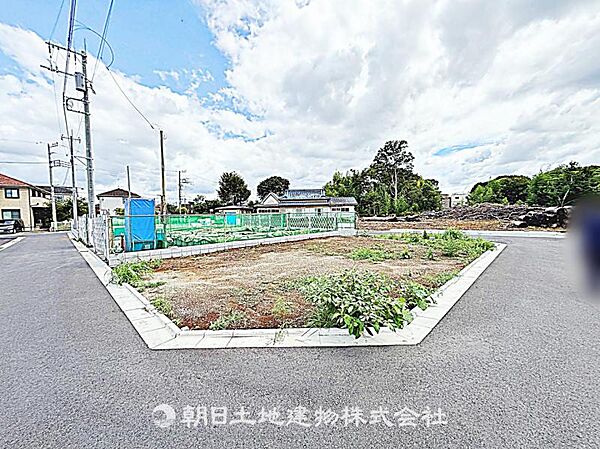 建築条件付きの更地です。条件内で理想の住まいをプラン可能。現地写真（2026年8月14日撮影）をご覧ください。