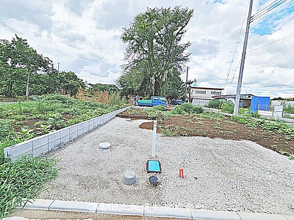 建築条件付きの更地です。条件内で理想の住まいをプラン可能。現地写真（2026年8月14日撮影）をご覧ください。