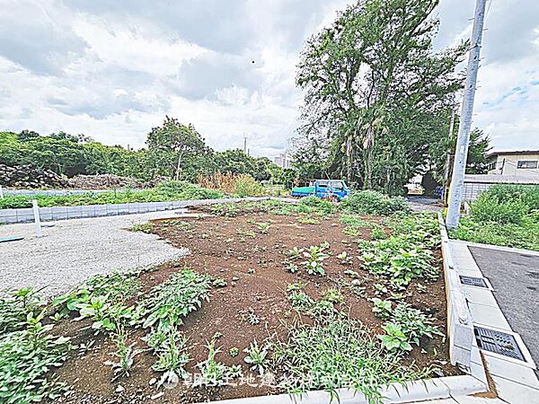 建築条件付きの更地です。条件内で理想の住まいをプラン可能。現地写真（2026年8月14日撮影）をご覧ください。