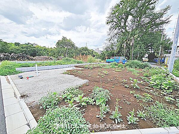 建築条件付きの更地です。条件内で理想の住まいをプラン可能。現地写真（2026年8月14日撮影）をご覧ください。