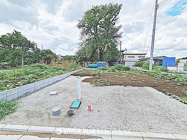 建築条件付きの更地です。条件内で理想の住まいをプラン可能。現地写真（2026年8月14日撮影）をご覧ください。