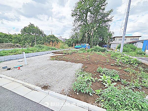 建築条件付きの更地です。条件内で理想の住まいをプラン可能。現地写真（2026年8月14日撮影）をご覧ください。
