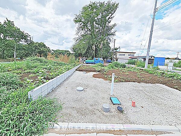 建築条件付きの更地です。条件内で理想の住まいをプラン可能。現地写真（2026年8月14日撮影）をご覧ください。