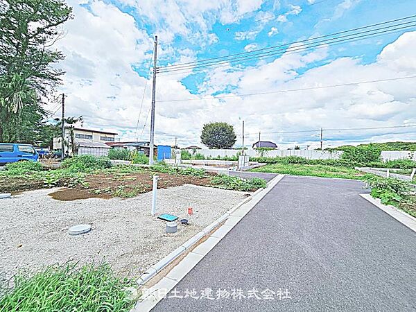 前面は開発道路で交通量が少なく安全です。落ち着いた環境で、快適に生活できる住まいです。