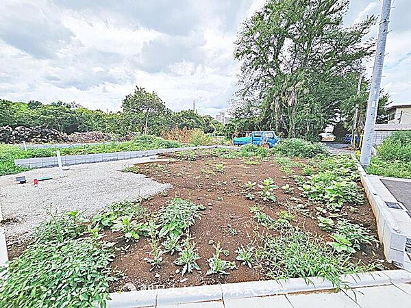 建築条件付きの更地です。条件内で理想の住まいをプラン可能。現地写真（2026年8月14日撮影）をご覧ください。