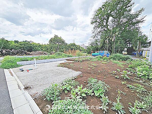 建築条件付きの更地です。条件内で理想の住まいをプラン可能。現地写真（2026年8月14日撮影）をご覧ください。