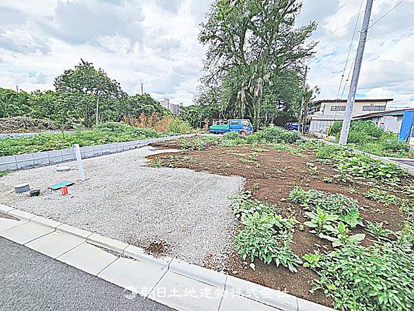 建築条件付きの更地です。条件内で理想の住まいをプラン可能。現地写真（2026年8月14日撮影）をご覧ください。