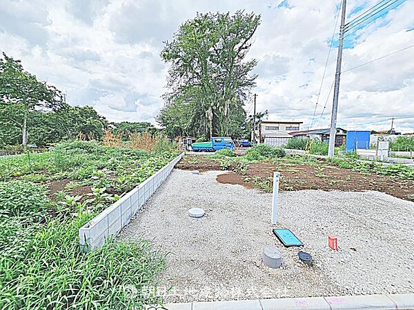 建築条件付きの更地です。条件内で理想の住まいをプラン可能。現地写真（2026年8月14日撮影）をご覧ください。