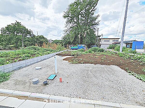 建築条件付きの更地です。条件内で理想の住まいをプラン可能。現地写真（2026年8月14日撮影）をご覧ください。
