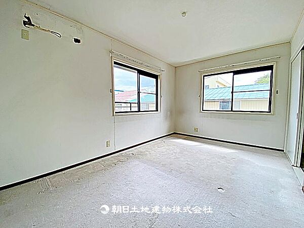 【居室】2面採光で明るく風通しの良い居室です。自然光が差し込み、居心地の良い快適な空間となっています。