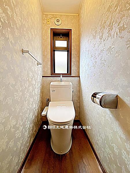 【トイレ】清潔感のあるトイレ空間です。シンプルな仕様でお手入れもしやすく、日常使いに安心して使える設備です。