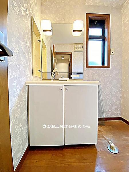 【1F 洗面所】シンプルな洗面台を設置しています。必要な機能がまとまっており、日常使いに十分な実用性のある仕様です。