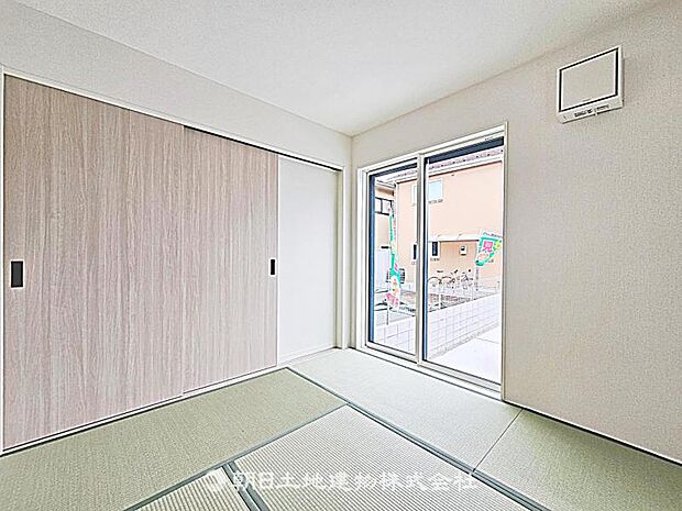 【居室】落ち着いた和室は来客用や寝室、ご家族の憩いに最適。畳の香りが心を癒し、ゆったり過ごせる空間です。