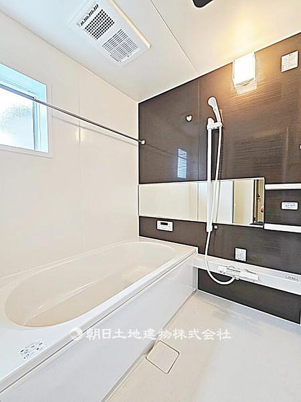 【浴室】ゆとりある1坪タイプの浴室です。足を伸ばして入浴でき、毎日の疲れをゆっくり癒せる快適なバスルームです。