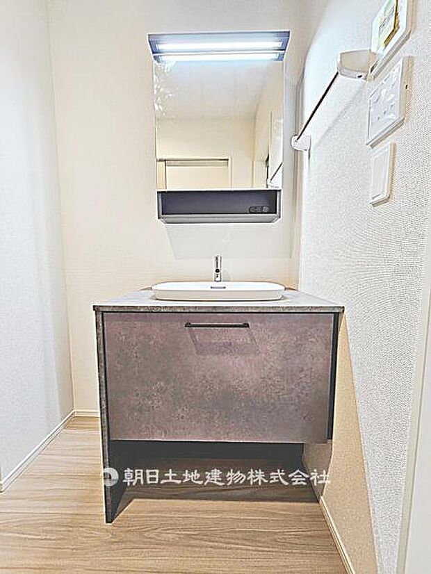 【洗面所】収納力のある3面鏡付き洗面台です。身支度がしやすく、洗面用品もすっきり片付けられる実用的な空間です。