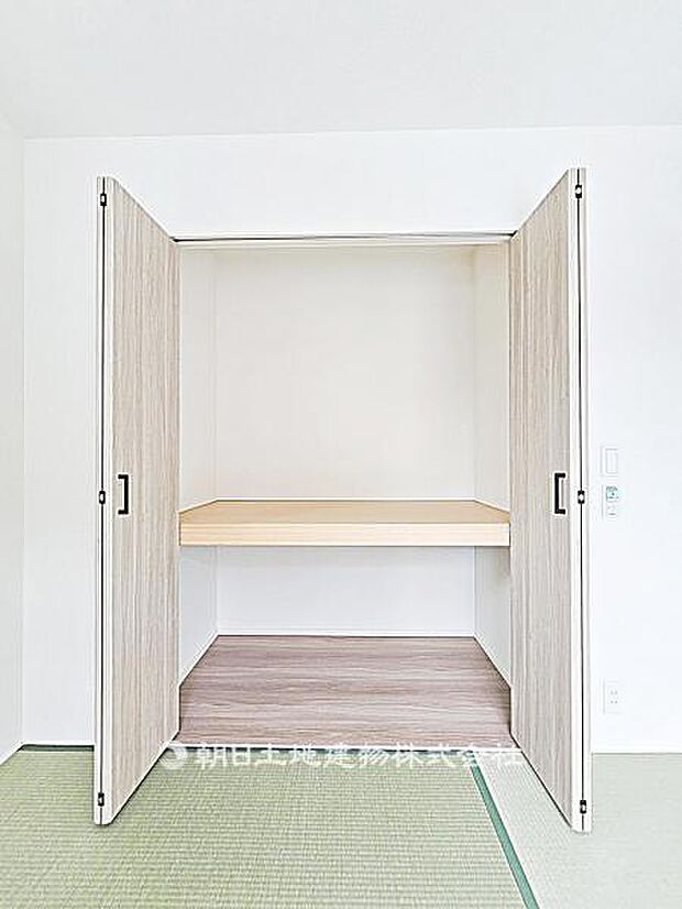 【収納】たっぷり収納できるスペースです。衣類や小物を整理しやすく、居室を広く使える快適な設計となっています。