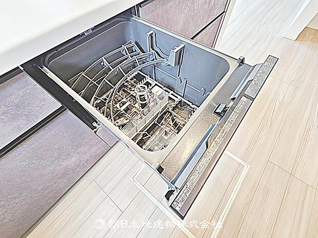 食洗器が備わったキッチンです。家事の効率が上がり、時間を有効に使えるため、快適で便利な生活をサポートします。