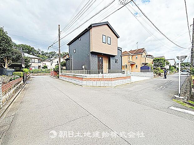 前面道路が広く、車の通行や駐車がしやすい立地です。開放感があり、快適に生活できる住まいです。