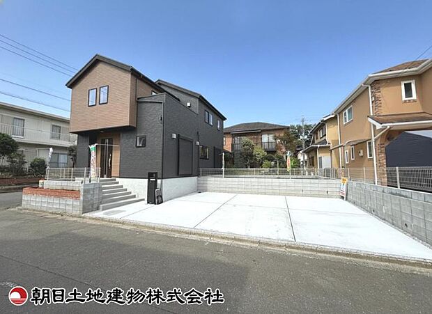 【外観】重厚感のある落ち着いた外観です。周囲の環境と美しく調和し、安心感のある佇まいが来客時にも好印象を与えます。