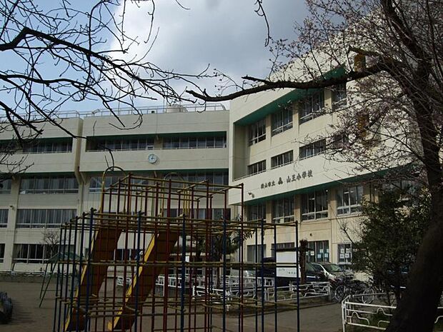 狭山市立山王小学校まで徒歩18分1391m!通学施設とは適度に距離があり、落ち着いた住環境が魅力です。