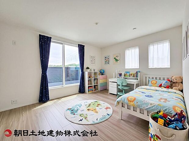 【居室】2面採光で明るく風通しの良い居室です。自然光が差し込み、居心地の良い快適な空間となっています。