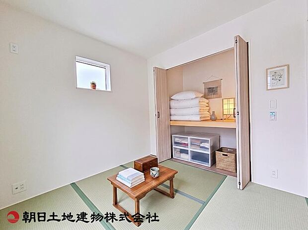 【居室】落ち着いた和室は来客用や寝室、ご家族の憩いに最適。畳の香りが心を癒し、ゆったり過ごせる空間です。