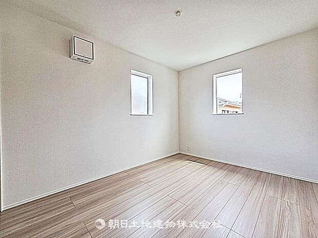【居室】2面採光で明るく風通しの良い居室です。自然光が差し込み、居心地の良い快適な空間となっています。