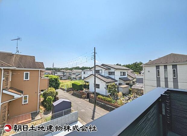 【眺望】リビングやバルコニーから望む開放感のある眺望です。景色を楽しみながら、明るく快適な生活空間を確保できます。
